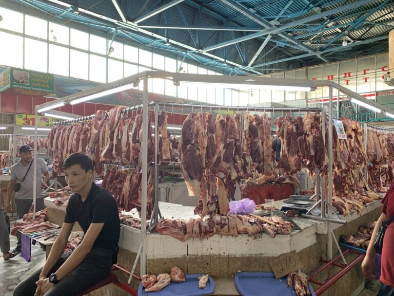 オシュバザールの肉屋さん、ビシュケク市